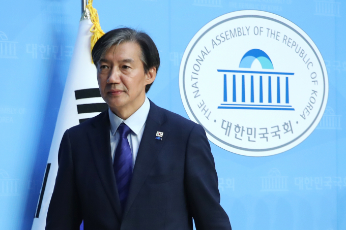 조국 조국혁신당 대표가 윤석열 대통령이 보낸 축하 난 선물을 거부한다는 글을 31일 자신의 페이스북에 게재했다. 사진은 조 대표가 지난 30일 서울 여의도 국회 소통관에서 의원들과 현안 관련 공동기자회견을 마친뒤 나서는 모습. /사진=뉴스1