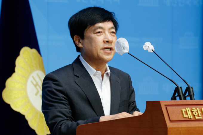 이성윤 더불어민주당 의원이 김건희 의혹을 수사할 '김건희 종합 특검법안'을 국회에 제출했다. 사진은  이성윤 더불어민주당 의원이 31일 서울 여의도 국회 소통관에서 '김건희 종합 특검법' 대표발의 기자회견을 하는 모습. / 사진= 뉴스1