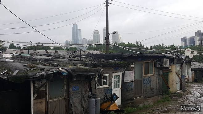서울 강남구 개포동 일대 무허가 판자촌 구룡마을에 최고 25층 아파트가 들어선다. 사진은 구룡마을. /사진=김창성 기자