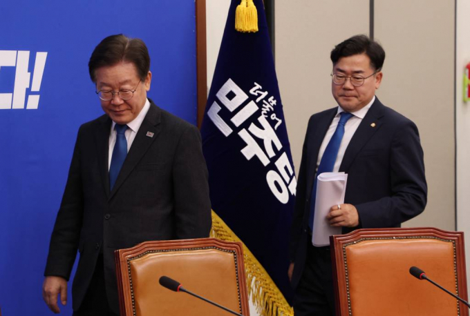 이재명 더불어민주당 대표가 민생회복지원금의 조속한 예산 편성·집행을 촉구했다. 사진은 더불어민주당 이재명 대표(왼쪽), 박찬대 원내대표 등 지도부가 31일 서울 여의도 국회에서 열린 최고위원회의에 참석하는 모습. /사진=뉴시스