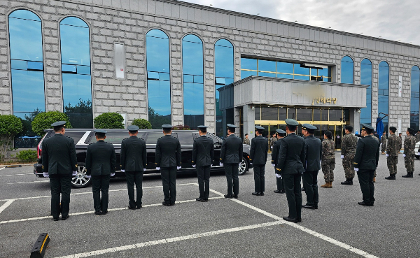 얼차려를 받다가 쓰러져 숨진 훈련병과 관련한 참고인 조사가 이어지고 있다. 사진은 지난30일 오전 전남 나주 한 장례식장에서 진행된 영결식. /사진=뉴스1 