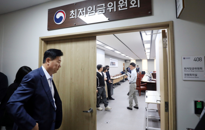 지난 5월21일 세종시 정부세종청사에서 열린 최저임금위원회 제1차 전원회의에서 류기정 사용자 위원이 회의장에 들어가고 있다. / 사진=뉴스1 김기남 기자 
