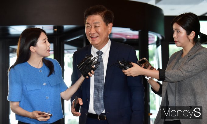 [머니S포토] 2024 삼성호암상 참석한 한종희 부회장
