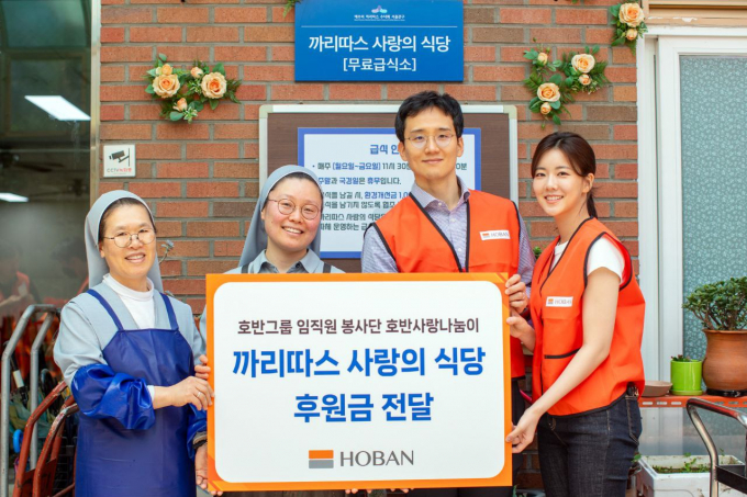 호반그룹은 사내 임직원 봉사단 '호반사랑나눔이' 소속 직원들이 봉사활동을 마치고 기념 촬영을 하고 있다. 오른쪽은 김대헌 호반그룹 기획총괄사장 부부./사진제공=호반건설