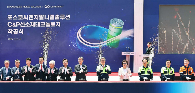 5월31일 포항 영일만4산업단지에서 열린 포스코그룹과 중국 CNGR의 니켈 및 전구체 합작공장 착공식에서 참석자들이 착공 버튼을 누르고 있다. 왼쪽부터 이동업 경상북도의회 의원, 김희수 경상북도의회 의원, 박용선 경상북도의회 부의장, 이상범 포항시의회 의원, 백인규 포항시의회 의장, 김학홍 경상북도 행정부지사, 이강덕 포항시장, 포스코홀딩스 김준형 이차전지소재총괄(부사장), 우샤우거(Wu Xiaoge) CNGR 부회장, 유병옥 포스코퓨처엠 사장, 쭈종위엔(Zhu Zongyuan) CNGR 한국지역 부회장, 천시열 포항제철소장. /사진=포스코홀딩스
