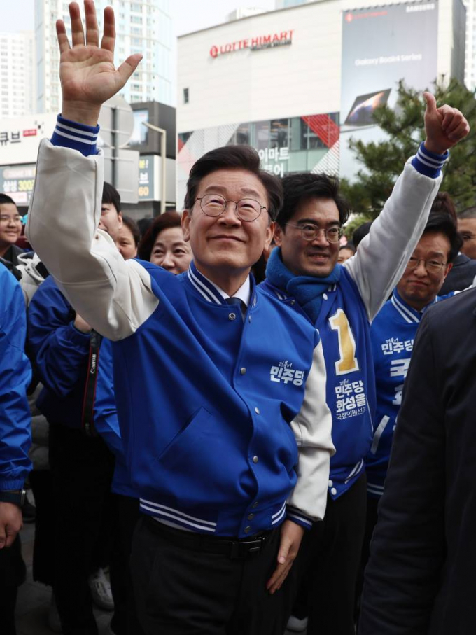 공영운 전 현대차 사장이 경제특보로 임명됐다. 사진은 이재명 더불어민주당 대표와 공영운 화성을 후보가 함께 지지자들에게 인사하는 모습. /사진=뉴스1