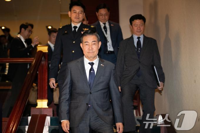 신원식 국방부 장관이 31일 싱가포르 샹그릴라 호텔에서 열린 아시아안보회의(샹그릴라 대화)에서 댄 설리번(Dan Sullivan), 태미 덕월스(Tammy Duckworth), 라폰자 보틀러(Laphonza Butler) 미 상원의원단과 회담을 마치고 도어스테핑을 위해 발걸음을 옮기고 있다. 2024.5.31/뉴스1 ⓒ News1 이승배 기자