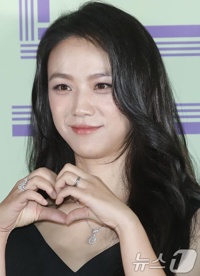 [사진] 탕웨이, 앙증맞은 하트