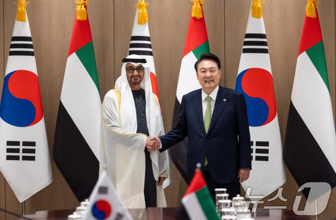 윤석열 대통령과 모하메드 빈 자이드 알 나흐얀 아랍에미리트(UAE)대통령이 29일 서울 용산 대통령실 청사에서 열린 한·UAE 정상회담에서 악수하며 기념촬영을 하고 있다. (대통령실 제공) 2024.5.29/뉴스1 ⓒ News1 송원영 기자