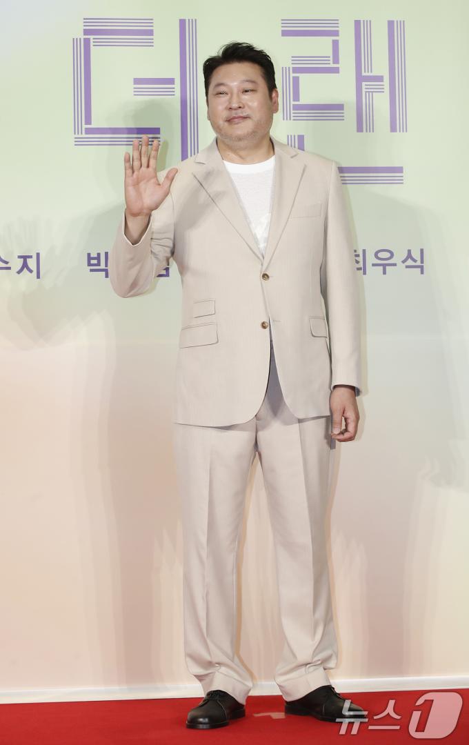 [사진] 최무성, 근사한 손 인사