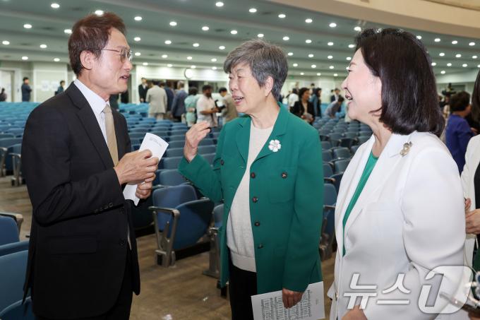 [사진] 이화여대 창립 기념식 찾은 조희연 서울교육감