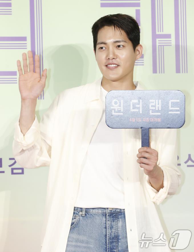 [사진] 김건우, 다정한 손 인사