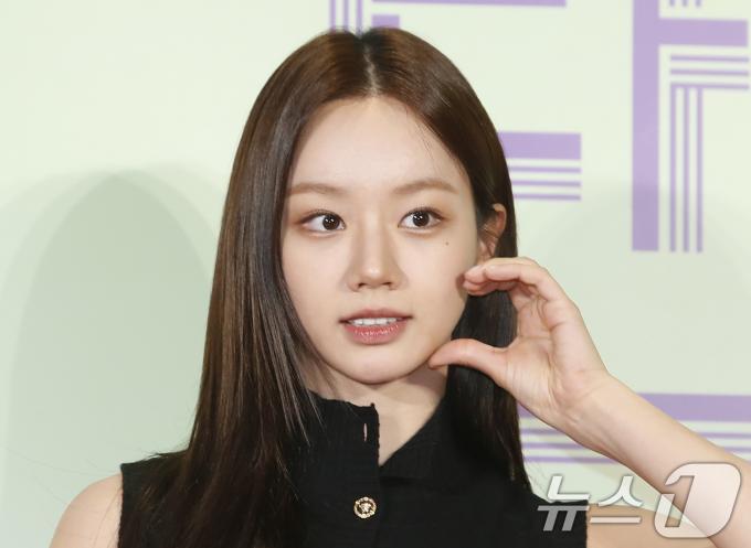 [사진] 혜리, 여신의 볼 하트