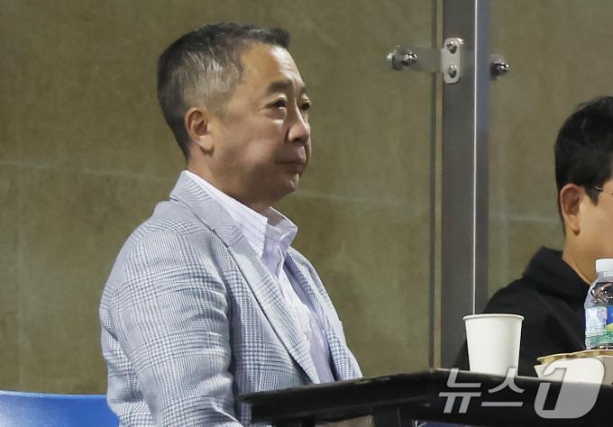 [사진] LG전 직관 나선 박정원 두산 회장