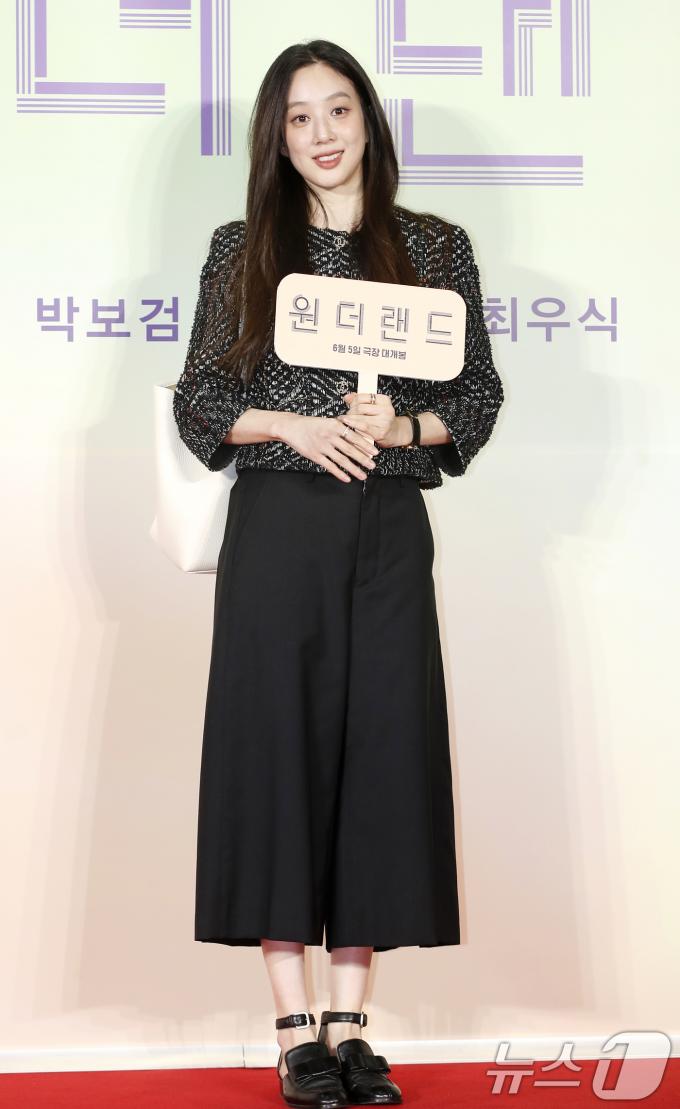 [사진] 정려원 '원더랜드' 보러 왔어요