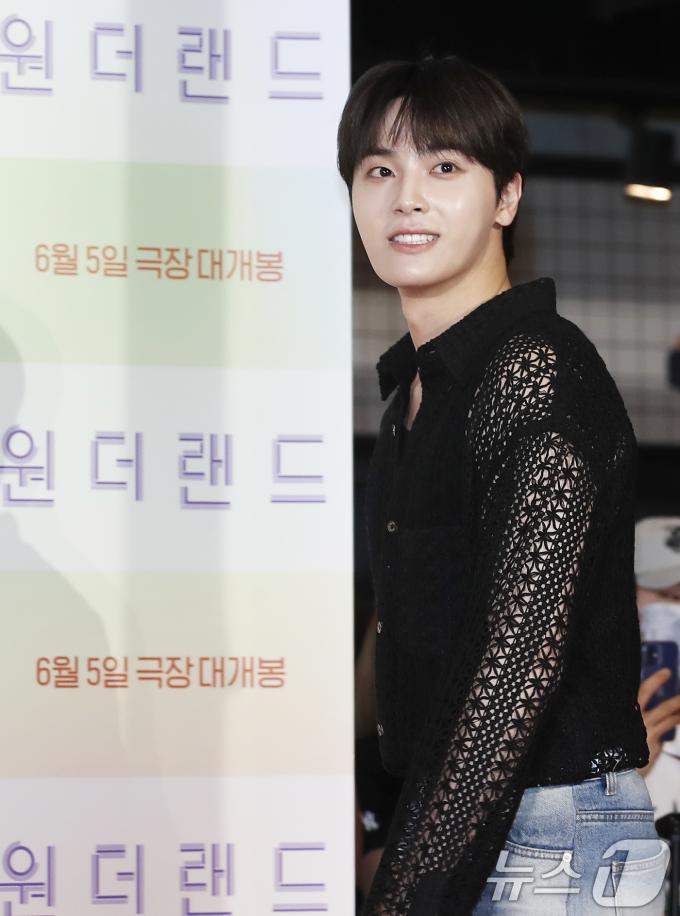 [사진] 더보이즈 주학년, 왕자님의 영화관 나들이