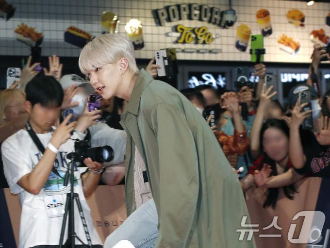 [사진] 세븐틴 호시, 팬들 환호 받으며 영화관 외출