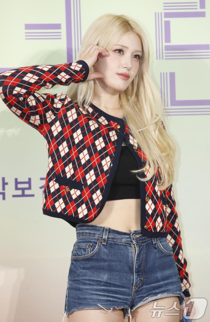 [사진] 전소미, 볼 하트 플러팅