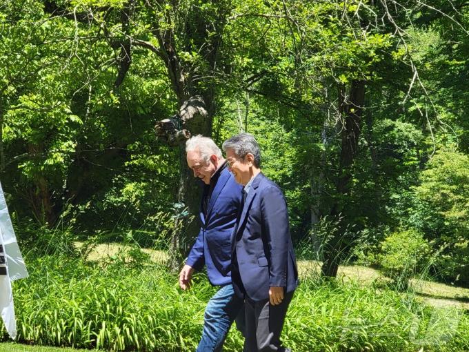 김홍균 외교부 1차관과 커트 캠벨 미 국무부 부장관이 31일(현지시간) 워싱턴DC 인근에서 개최된 한미일 외교차관 협의회 전 기자회견을 갖기 위해 함께 이동하고 있다. 사진은 워싱턴특파원단 제공. 2024.5.31.