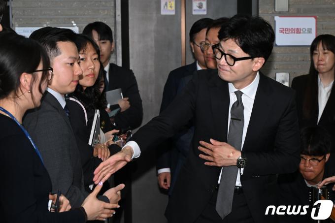 한동훈 국민의힘 비상대책위원장 겸 총괄선거대책위원장이 11일 오전 서울 여의도 중앙당사에서 총선 결과에 따른 위원장직 사퇴 입장을 밝히고 당사를 나서며 취재진과 인사하고 있다.(공동취재) 2024.4.11/뉴스1 ⓒ News1 구윤성 기자
