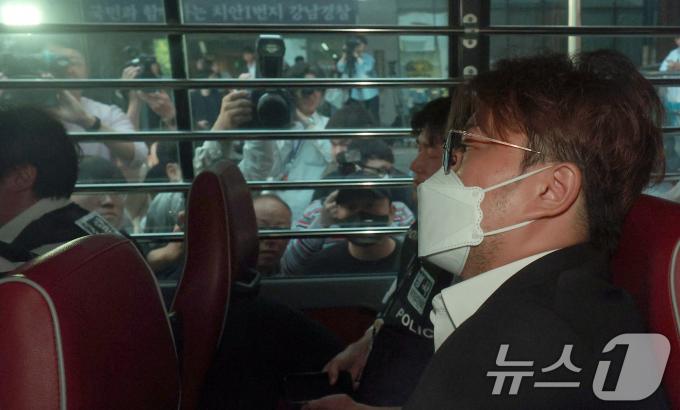 '음주 뺑소니' 혐의를 받는 트로트 가수 김호중 씨가 31일 오전 서울 강남경찰서에서 나와 검찰로 구속 송치되고 있다. 2024.5.31/뉴스1 ⓒ News1 박정호 기자