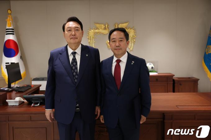 윤석열 대통령이 2022년 6월 20일 서울 용산 대통령실 청사에서 강승규 시민사회수석에게 임명장을 수여한 뒤 기념촬영을 하고 있다. (대통령실 제공) 2022.6.20/뉴스1 ⓒ News1 오대일 기자