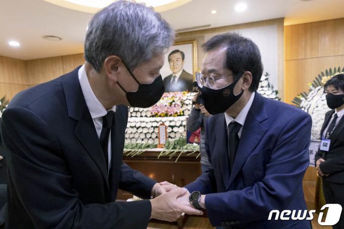 홍준표 국민의힘 대선후보가 2021년 10월 27일 서울 종로구 서울대병원 장례식장에 마련된 고(故) 노태우 전 대통령 빈소를 찾아 조문을 하고 있다. 2021.10.27/뉴스1 ⓒ News1 사진공동취재단