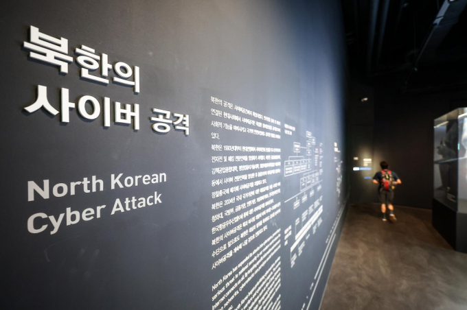 북한이 GPS 전파 교란 공격을 이어가고 있다. 북한이 오물풍선에 이어 동해상으로 단거리 탄도미사일 발사 등 도발이 계속되는 가운데 30일 서울 용산구 전쟁기념관 6.25 전쟁 전시실에서 관람객이 관람하고 있다. /사진=뉴시스