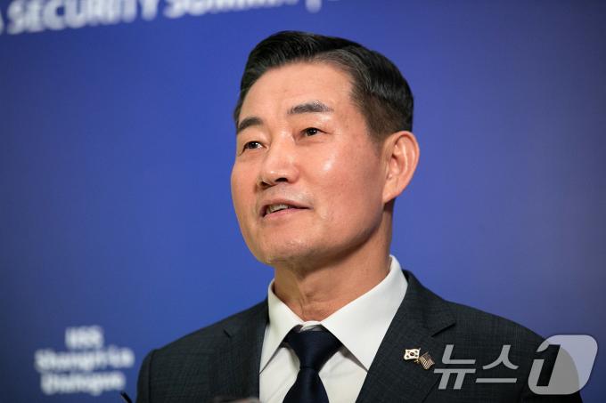신원식 국방부 장관이 31일 싱가포르 샹그릴라 호텔에서 열린 아시아안보회의(샹그릴라 대화)에서 댄 설리번(Dan Sullivan), 태미 덕월스(Tammy Duckworth), 라폰자 보틀러(Laphonza Butler) 미 상원의원단과 회담을 마치고 취재진의 질문에 답하고 있다. 2024.5.31/뉴스1 ⓒ News1 이승배 기자