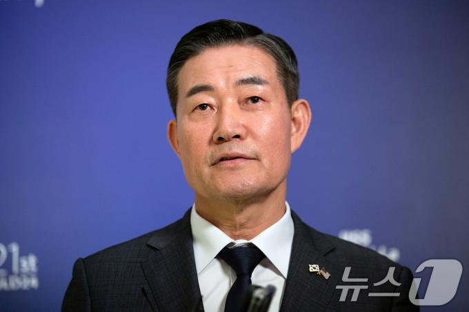 신원식 국방부 장관이 31일 싱가포르 샹그릴라 호텔에서 열린 아시아안보회의(샹그릴라 대화)에서 댄 설리번(Dan Sullivan), 태미 덕월스(Tammy Duckworth), 라폰자 보틀러(Laphonza Butler) 미 상원의원단과 회담을 마치고 취재진의 질문에 답하고 있다. 2024.5.31/뉴스1 ⓒ News1 이승배 기자