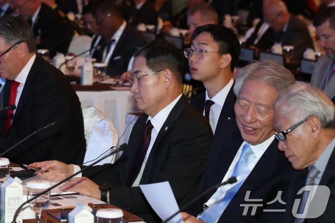 [사진] 연설 앞둔 신원식 장관