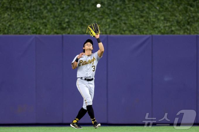 피츠버그 파이리츠 배지환이 1일(한국시간) 열린 메이저리그 토론토 블루제이스전에서 7회 수비 도중 치명적 미스플레이를 범했다. ⓒ AFP=뉴스1