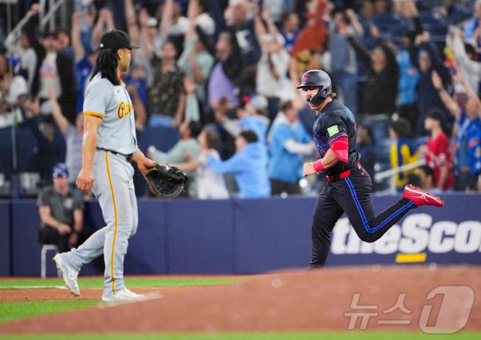 토론토 블루제이스 데이비스 슈나이더(오른쪽)가 1일(한국시간) 열린 메이저리그 피츠버그 파이리츠전에서 연장 14회 끝내기 2점 홈런을 터뜨린 후 기뻐하고 있다. ⓒ AFP=뉴스1