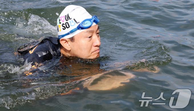 [사진] 뚝섬한강에서 수영하는 오세훈 서울시장