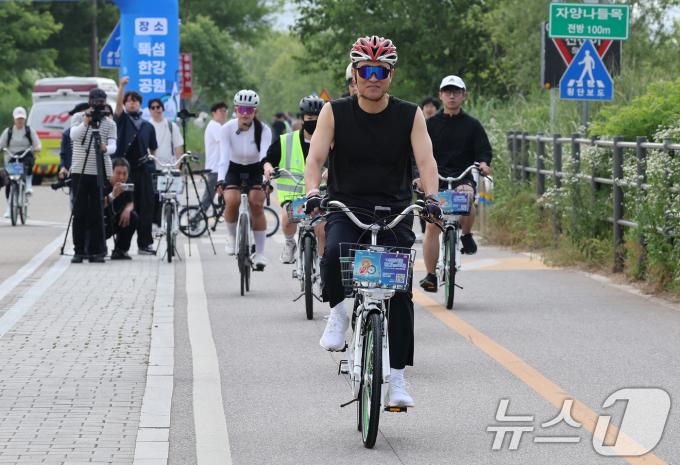 [사진] '쉬엄쉬엄 한강 축제' 참석해 자전거 타는 오세훈 시장