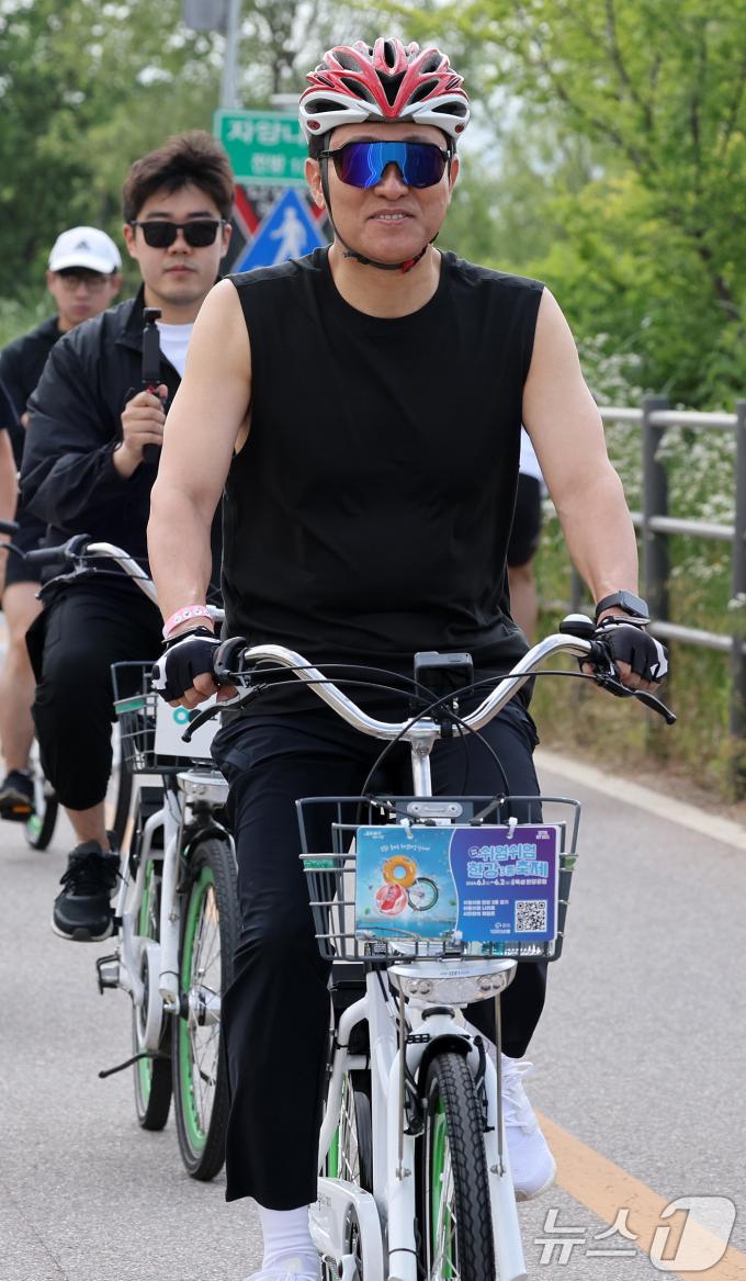 [사진] 뚝섬한강공원 찾아 자전거 타는 오세훈 시장
