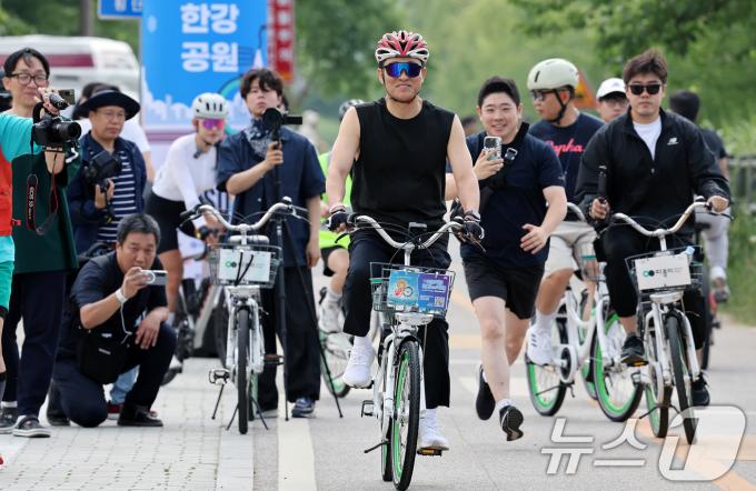 [사진] 라이딩 즐기는 오세훈 시장