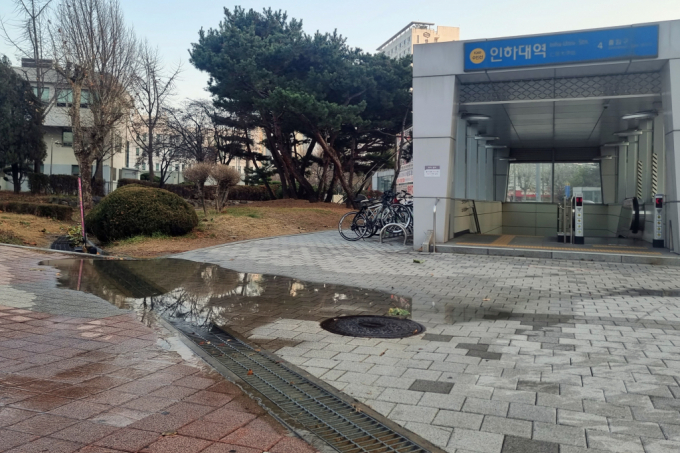 서울 수유동에서 단수 사태가 발생했다. 사진은 지난해 12월8일 오후 3시 30분쯤 인천 미추홀구 용현동 수인선 인하대입구역 인근 지하 상수도관이 파열돼 누수가 발생하고 있는 모습. 사진은 기사 내용과 관련 없음 /사진=뉴스1 박소영 기자