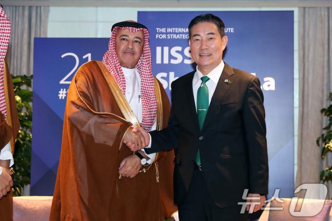 [사진] 사우디 국방 정무차관과 회담 갖는 신원식 장관