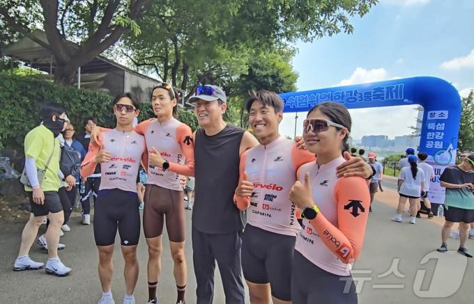 오세훈 서울시장이 1일 제1회 '한강 쉬엄쉬엄 3종 축제'를 완주한 뒤 동호인들과 사진을 찍고 있다. 2024.6.1/뉴스1 ⓒ 뉴스1 황덕현 기자