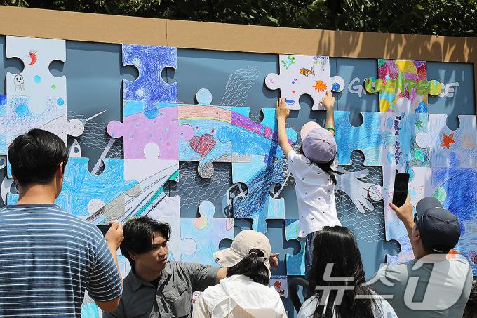[사진] 그린피스, 세계 해양의 날 맞아 어린이들과 초대형 바다 보호 퍼즐 설치