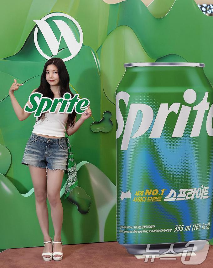 [사진] '썸머퀸' 포즈 취하는 권은비