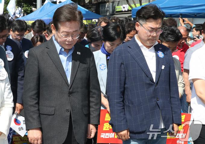 [사진] 추모 묵념하는 이재명·박찬대