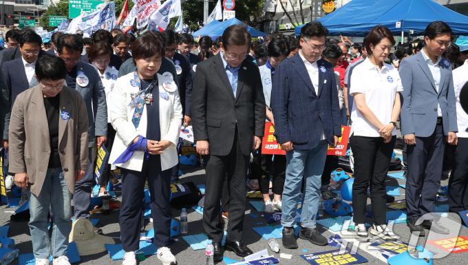 [사진] 채상병 추모 묵념하는 더불어민주당 지도부