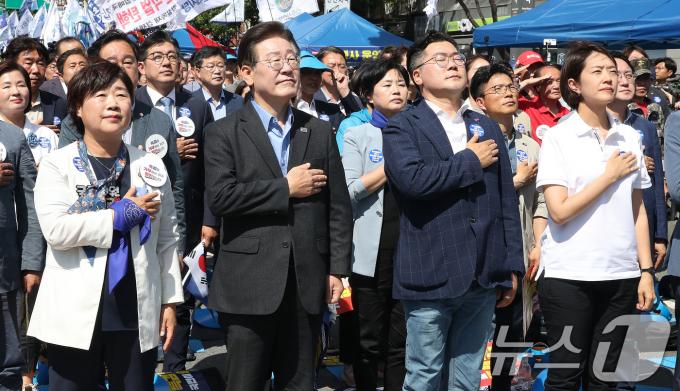 [사진] 국민의례하는 민주당 지도부