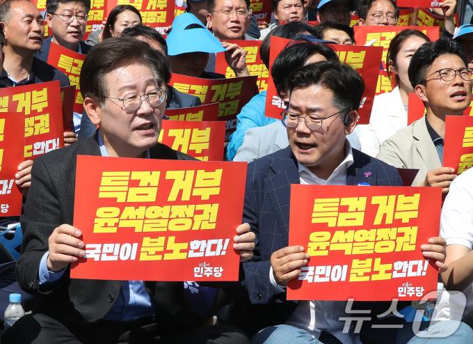 [사진] 구호 외치는 이재명·박찬대