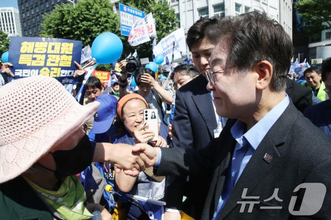 [사진] 지지자 손 잡은 이재명 대표