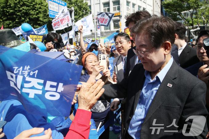 [사진] 지지자와 악수 나누는 이재명 대표