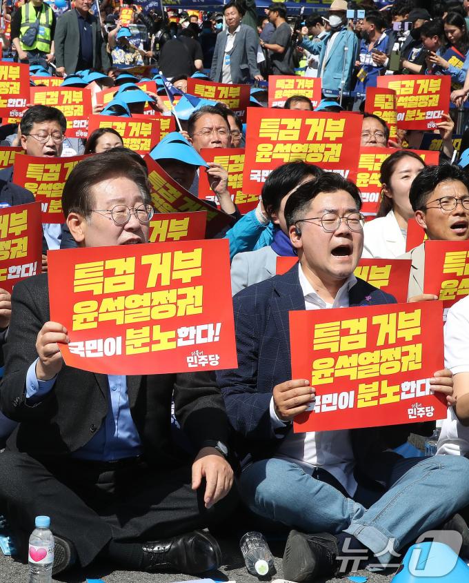 [사진] 구호 외치는 이재명·박찬대