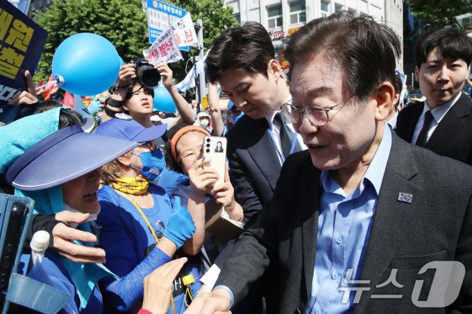[사진] 지지자와 인사 나누는 이재명 대표